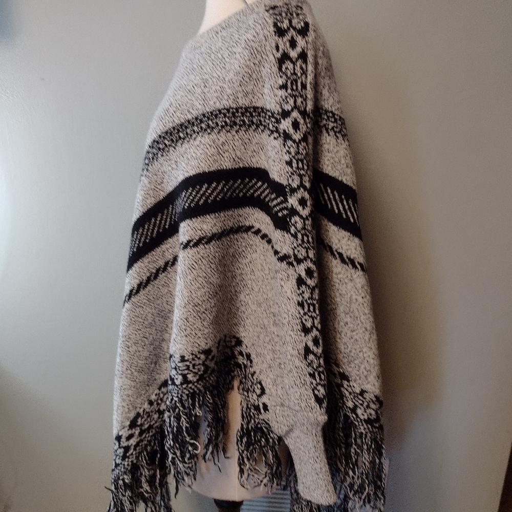 Anna Morgan NWT poncho size 46wide 33 long. Great For The Winter And Soo Cozy!! - Picture 3 of 7